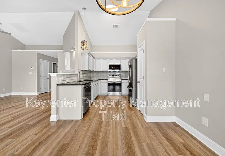 1153 Hawick Dr — Photo 2