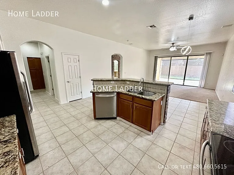 6822 S 55th Ln — Photo 8