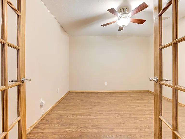 605 Eastview Dr — Photo 32