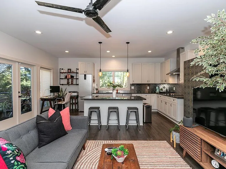 1084 Sanders Ave SE #B — Photo 1