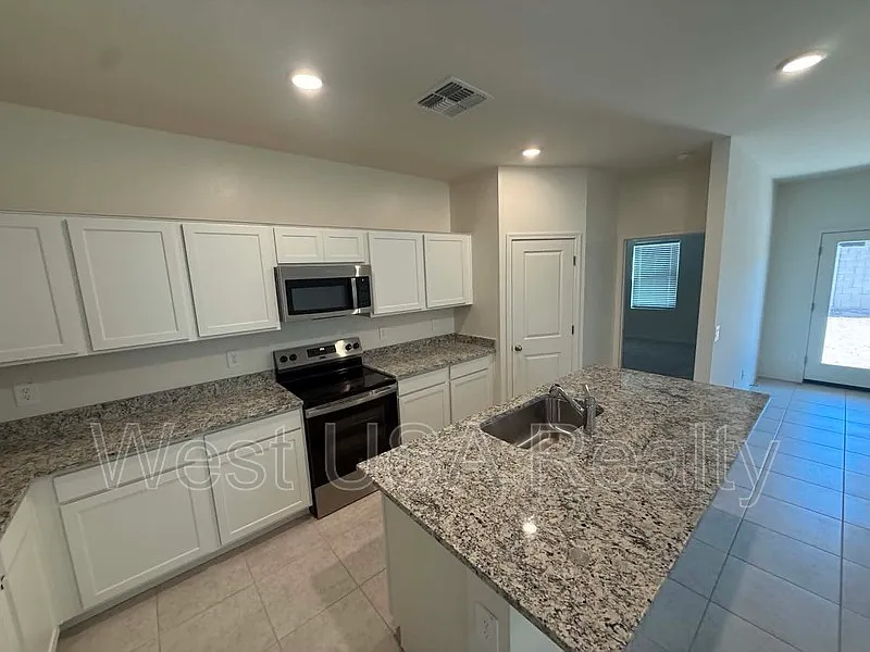 4 bed, 3.0 bath, 1912 sqft, $2,299 — Photo 2