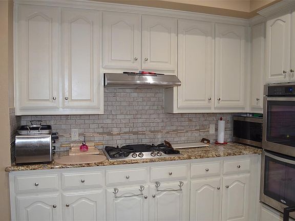 3rd image of 2916 Bowie Dr