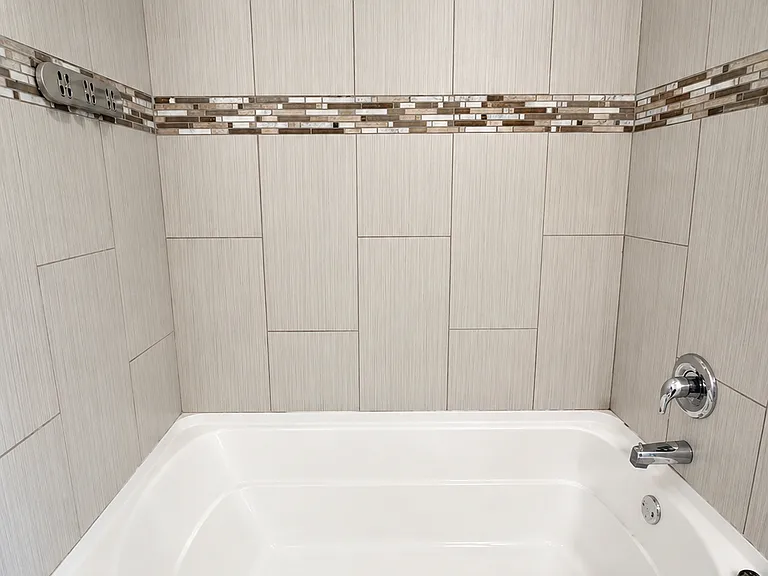 1715 N Bumby Ave — Photo 22