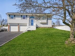 99 Woodbury Rd, Hauppauge, NY 11788