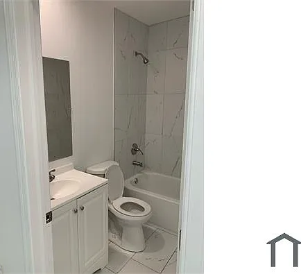 3 bed, 895 sqft, $3,985 — Photo 4