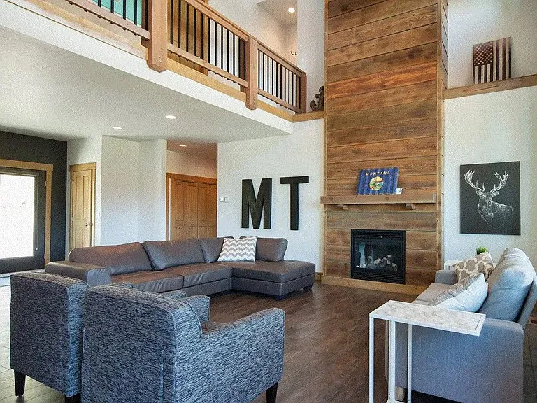 202 Nelson Dr — Photo 2