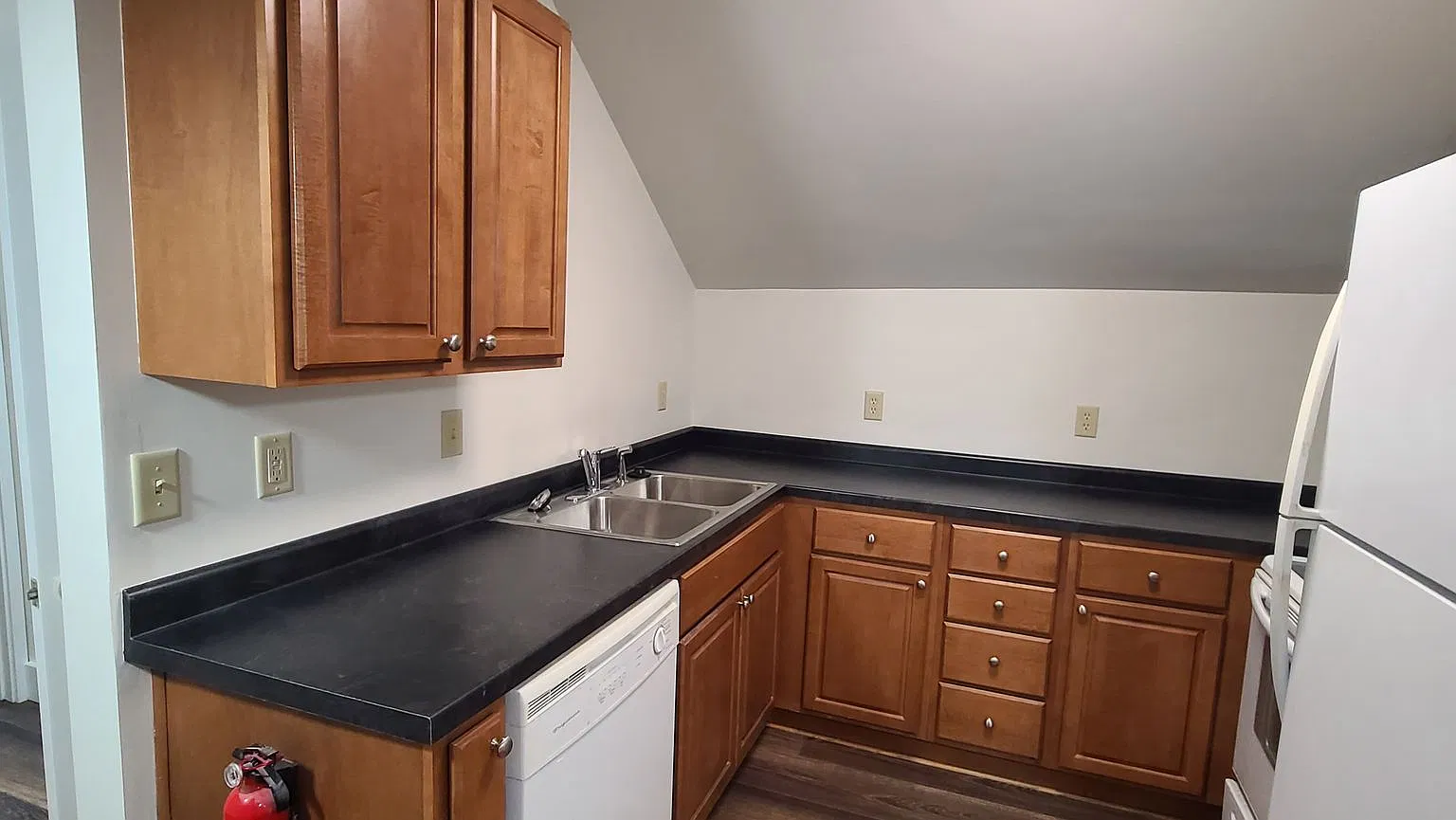 *June 2027* - 1 Bedroom off the B-line, only 1 block from Kirkwood! — Photo 4