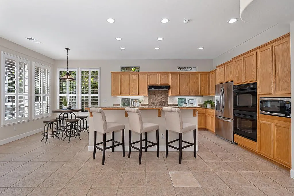 5 bed, 3176 sqft, $1,300 — Photo 4