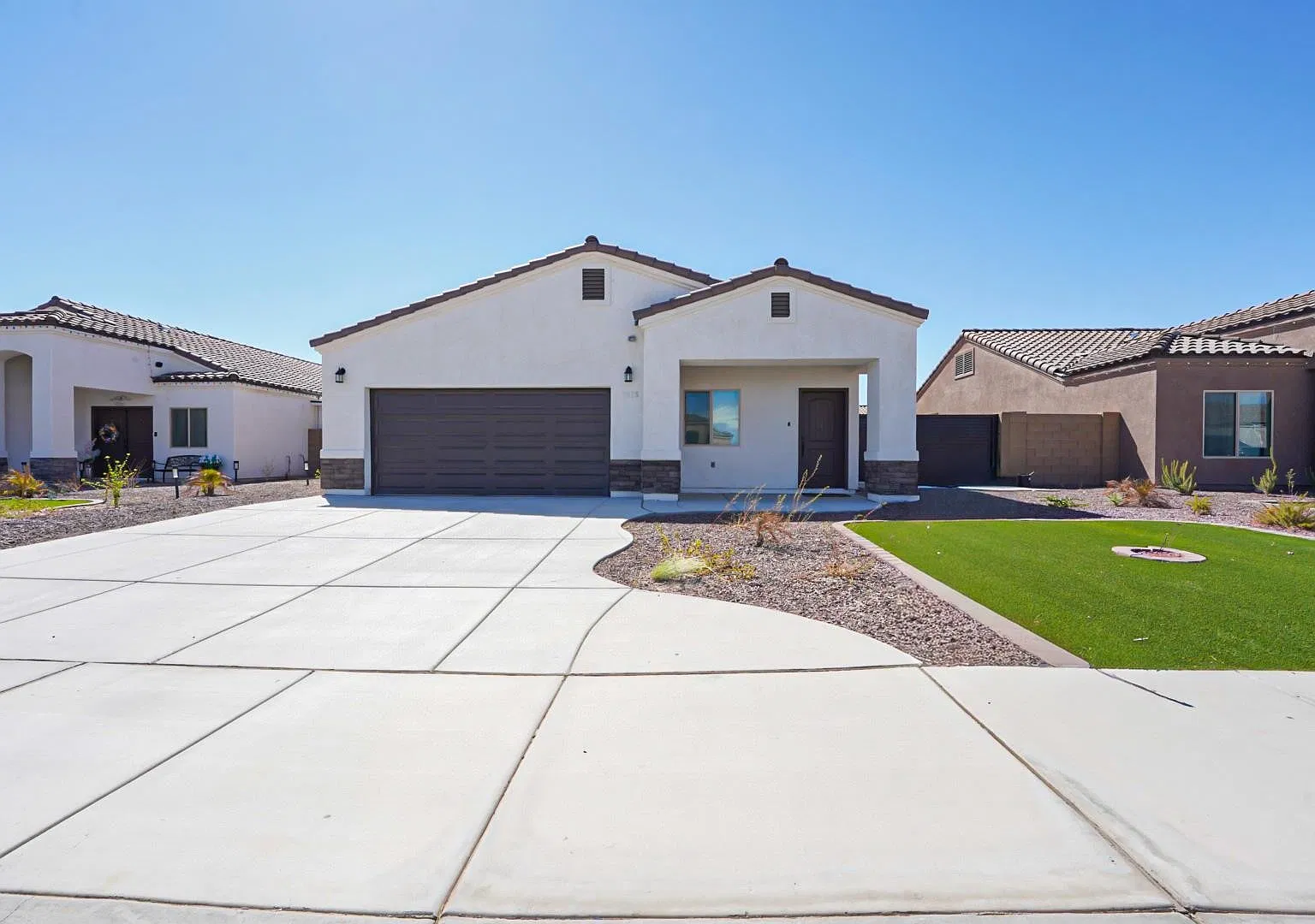 3 bed, 2.0 bath, 1184 sqft, $2,000 — Photo 1