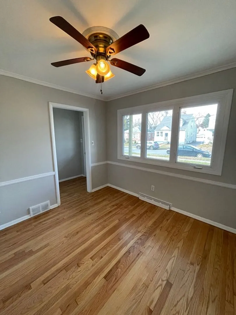 Single Family House 3 bed 1 bath House with garage! — Photo 4