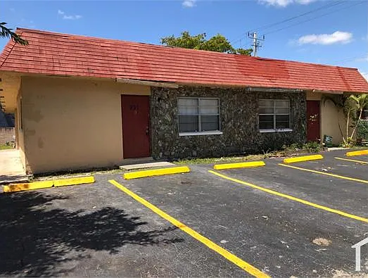 3 bed, 1100 sqft, $3,165 — Photo 3