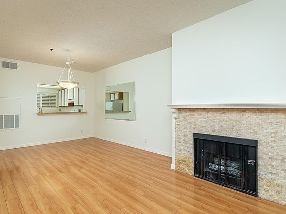 5th image of 2915 Montrose Ave APT 428
