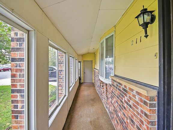 3rd image of 211 4th Ave NW