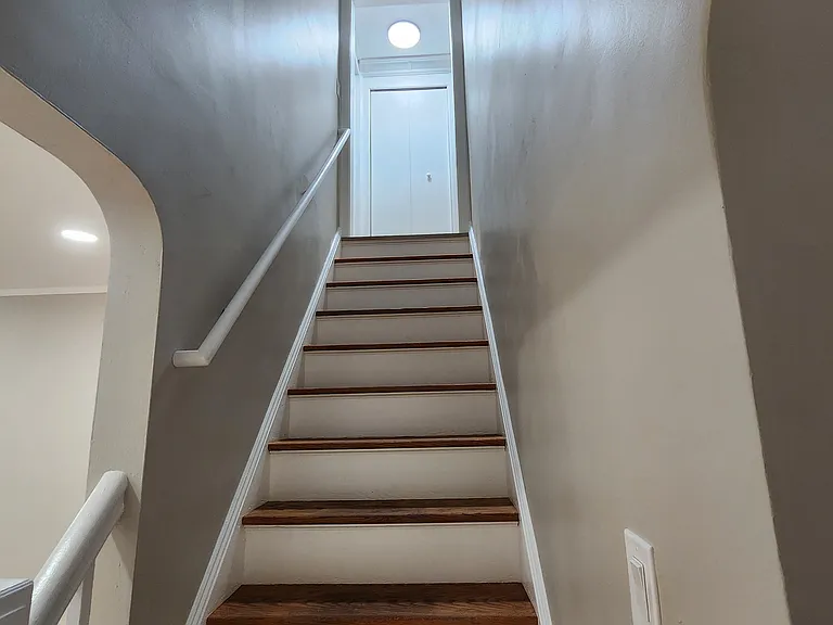 190 7th Pl — Photo 2