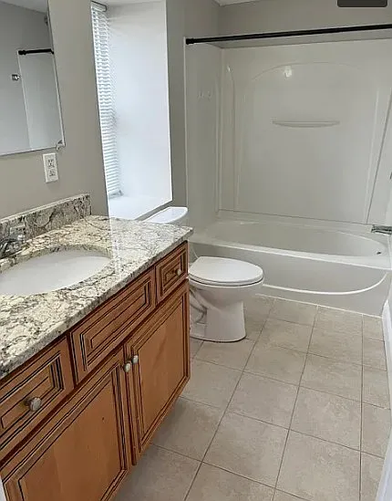 3 bed, 1000 sqft, $2,050 — Photo 2