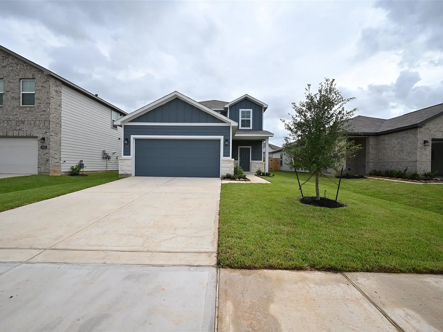 4 bed, 2.5 bath, 2003 sqft, $2,300 — Photo 1