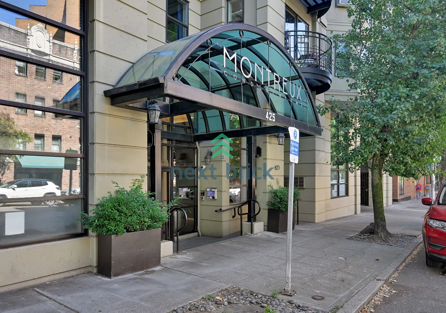 "Spacious Studio, 1 bathroom in Prime Seattle Location!" — Photo 1