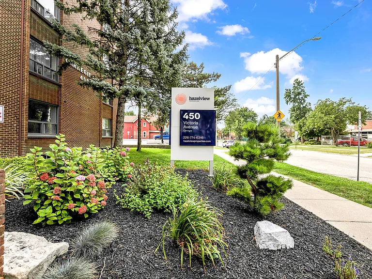 450 Victoria Ave — Photo 9