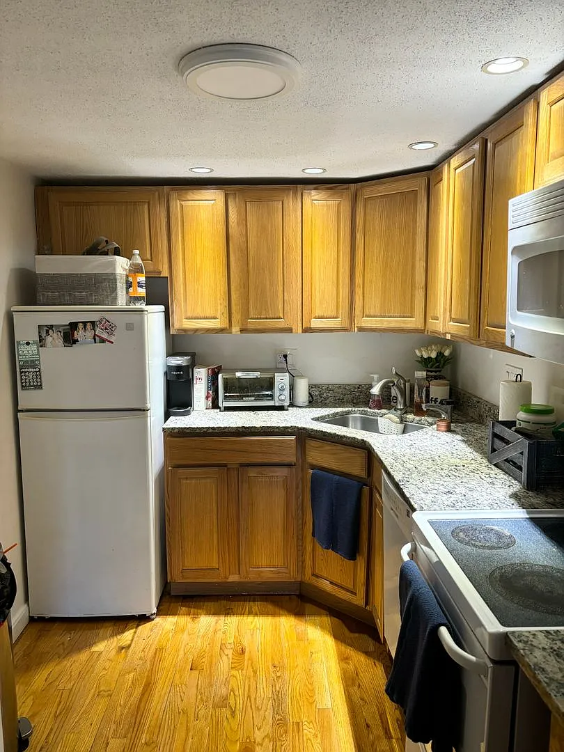 No Fee ~ Great Brighton 2 Bed With Parking Avail For Rent ~ Cat & Small Dog-Friendly — Photo 3