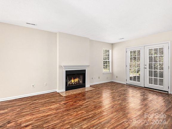 3rd image of 813 Selwyn Oaks Ct