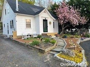 13 Church Ln, Riverhead, NY 11901