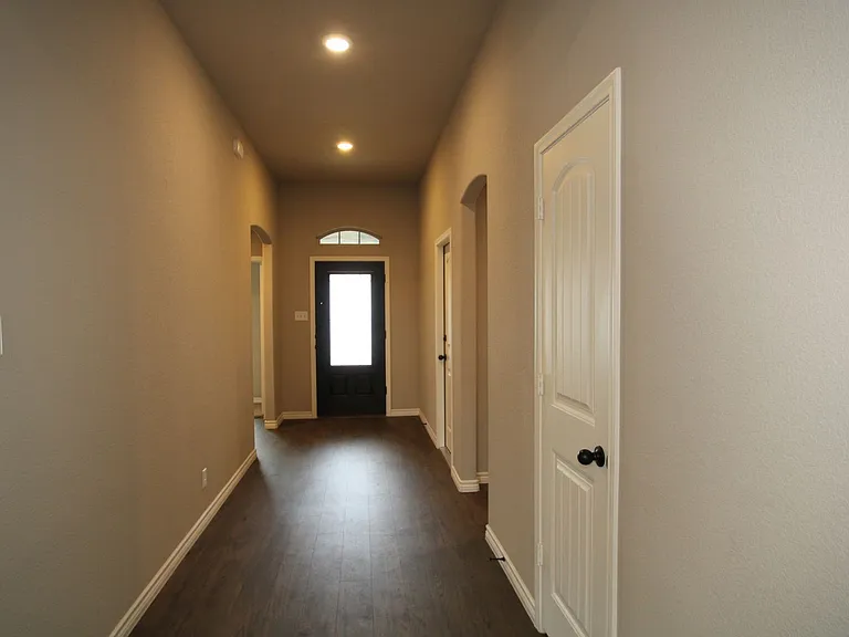 902 Clanton Cv — Photo 4