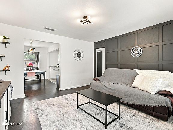 3rd image of 6584 LARNE Avenue