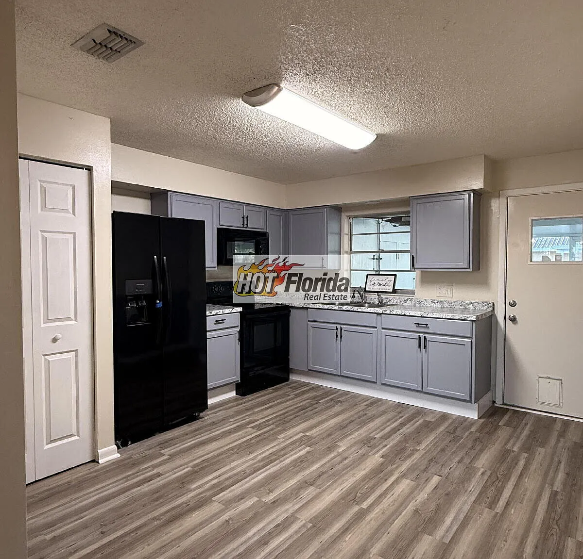 Freshly Updated 2-Bedroom Duplex in Avon Park — Photo 3