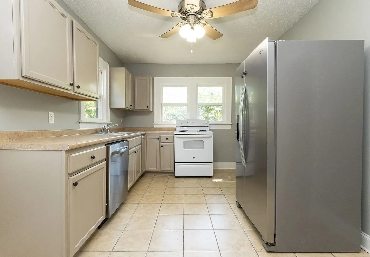 3 bed, 2.0 bath, 1926 sqft, $1,795 — Photo 3