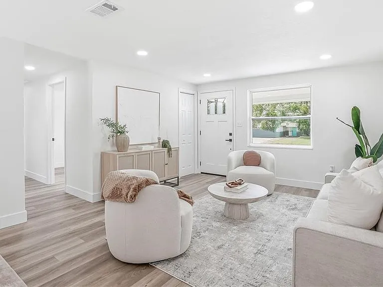 1004 Idlebriar Way — Photo 3