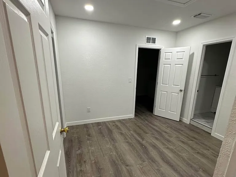 2904 NE 7th Pl — Photo 3