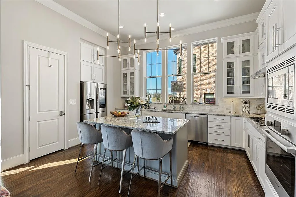 3 bed, 3.5 bath, 2231 sqft, $5,200 — Photo 3