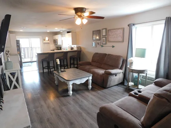 1334 Greenhedge Rd, Pewaukee, WI 53072