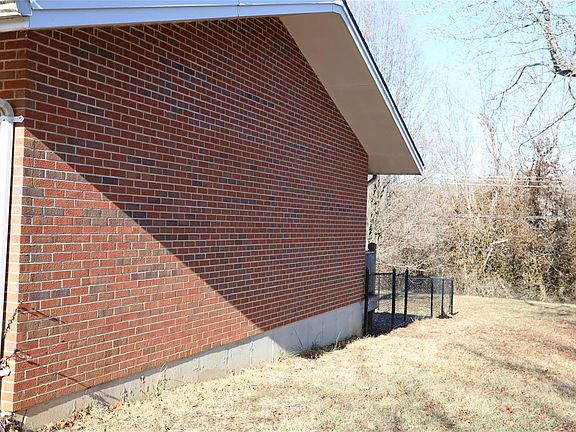 4th image of 304 Lilac Dr