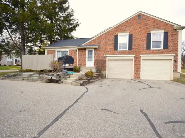 1141 Pine Ridge Ct, Rochester, MI 48306