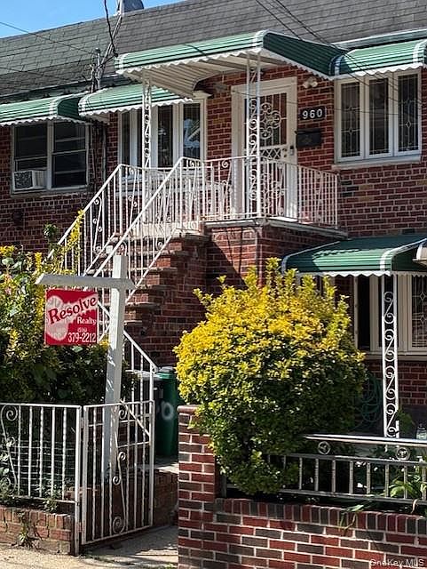 1st image of 960 E 101st Street