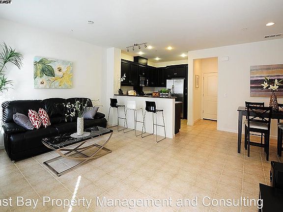 2nd image of 400 Old Oak Ln Unit 2