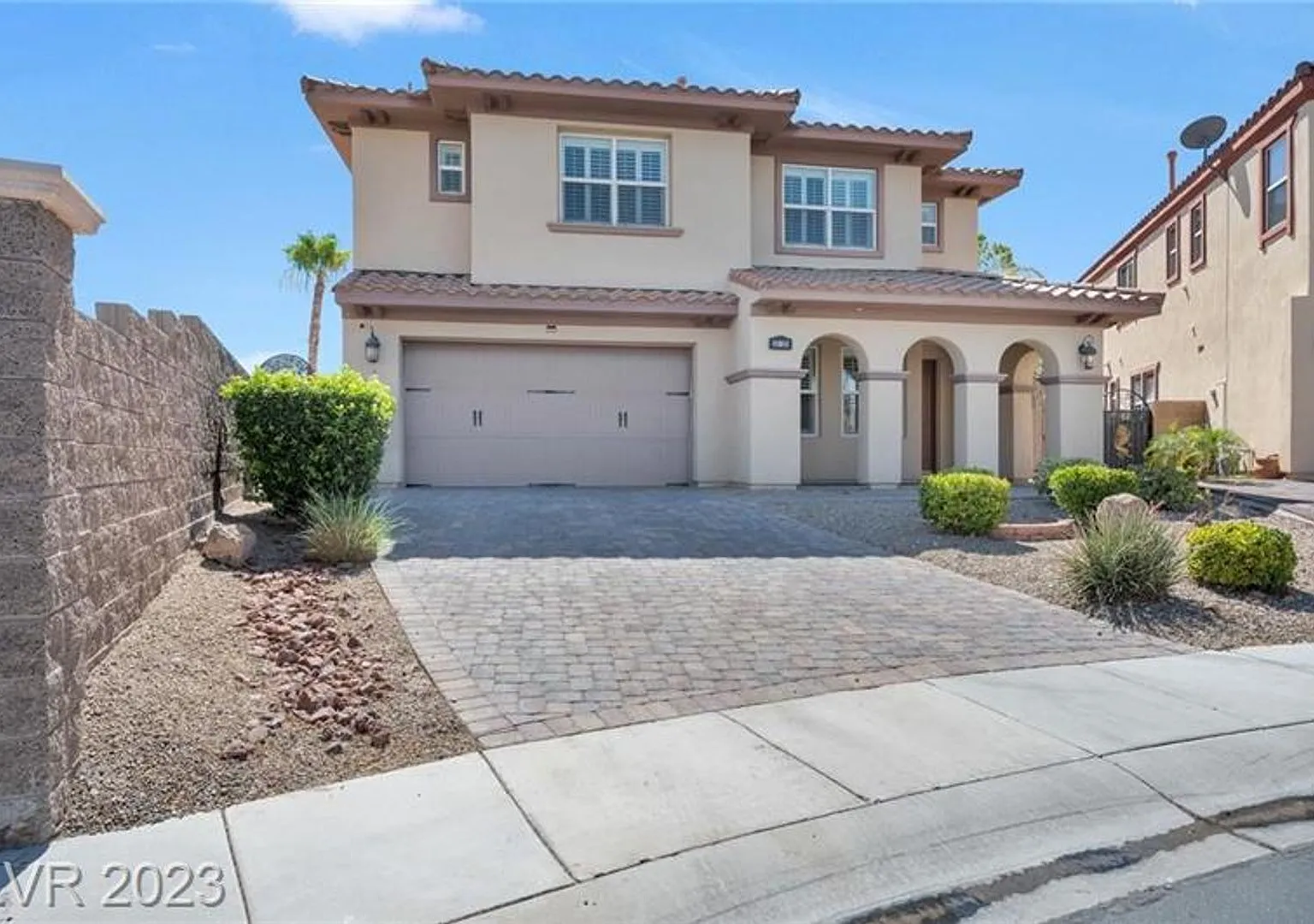Rare and stunning 5 bedroom 4117sqft property with pool and spa in the backyard. — Photo 2