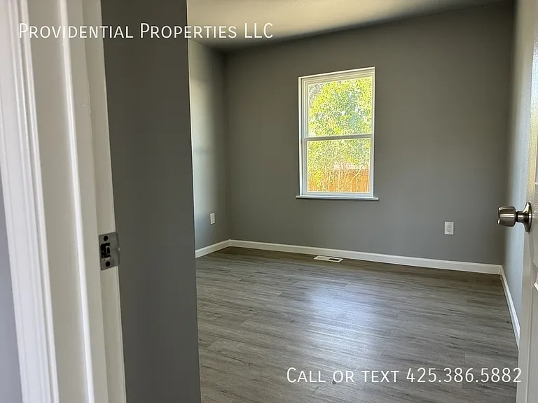 708 D St SE — Photo 6