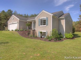 11493 Lindy Dr NE, Rockford, MI 49341