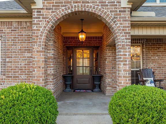 3rd image of 1713 Yorkshire Dr