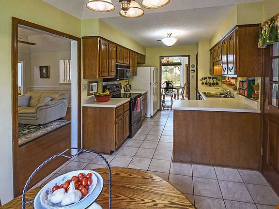 5th image of 64 Shelley Renee Ln