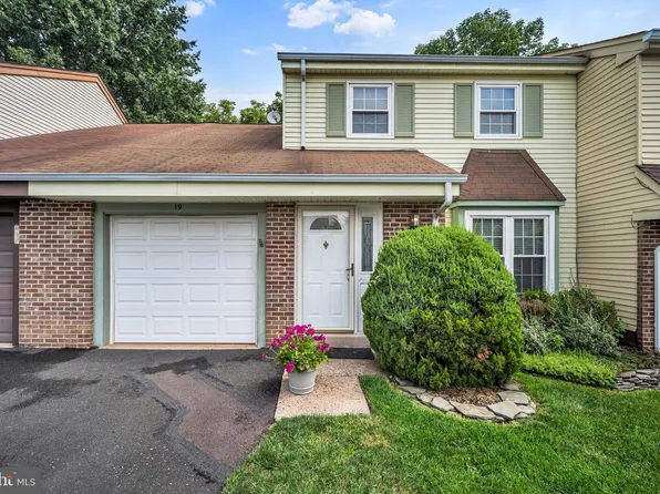 19 Green Woods Dr, Horsham, PA 19044