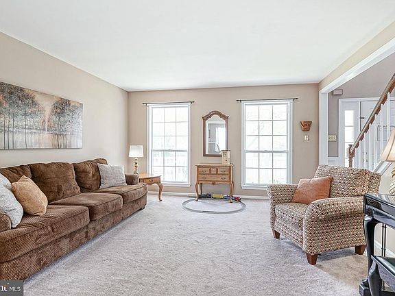 3rd image of 8 Melville Dr