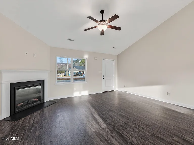 406 Paxton Ct — Photo 5