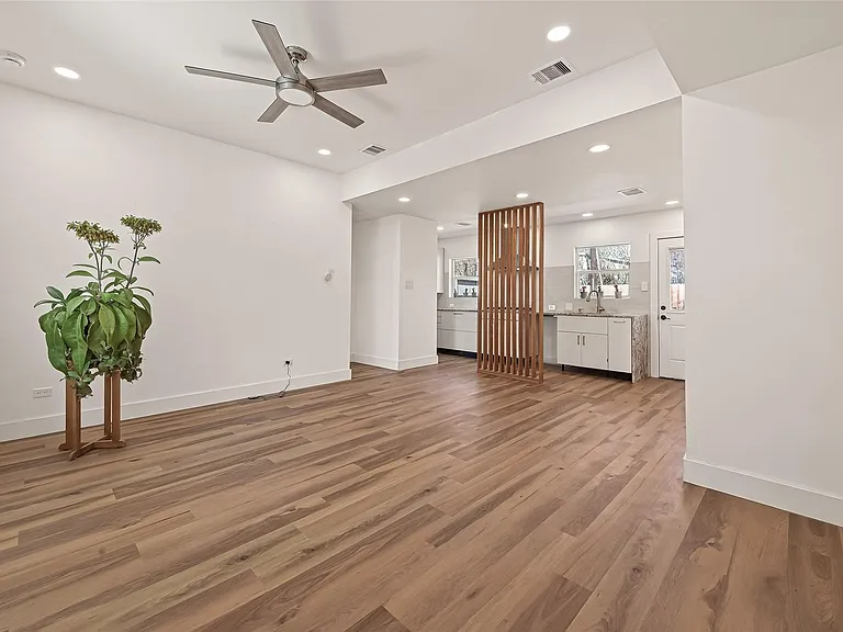 339 E Delz Dr — Photo 2