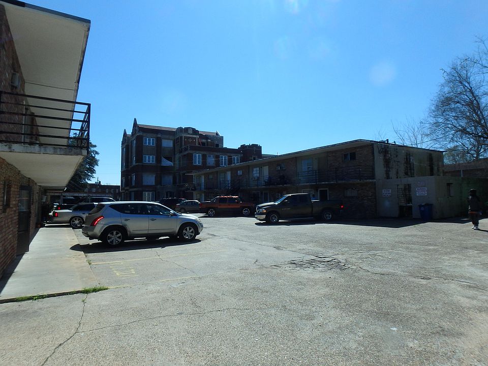 1st image of 826 N Main St