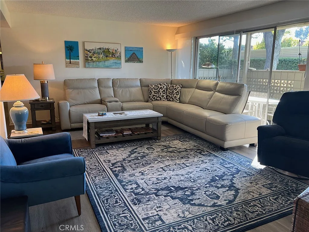 2 bed, 2.0 bath, 1040 sqft, $2,800 — Photo 2