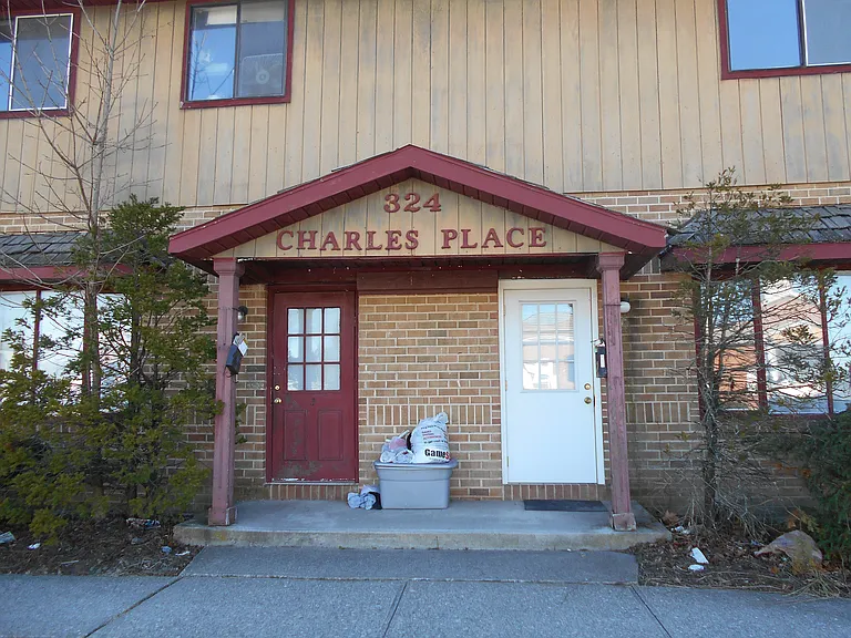 Charles Place Apartments — Photo 15