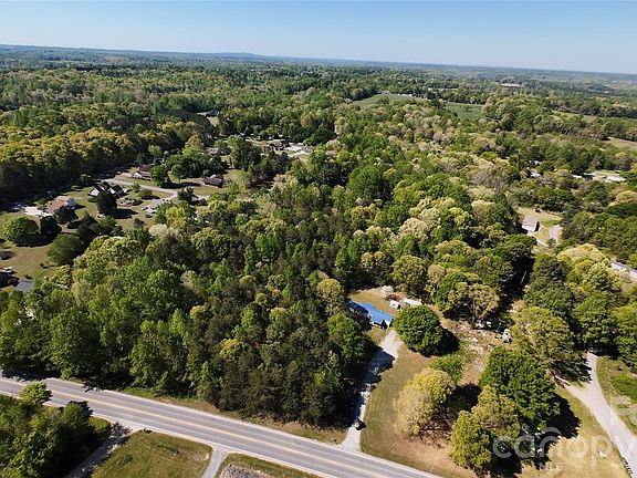 3rd image of 417 Stony Point Rd